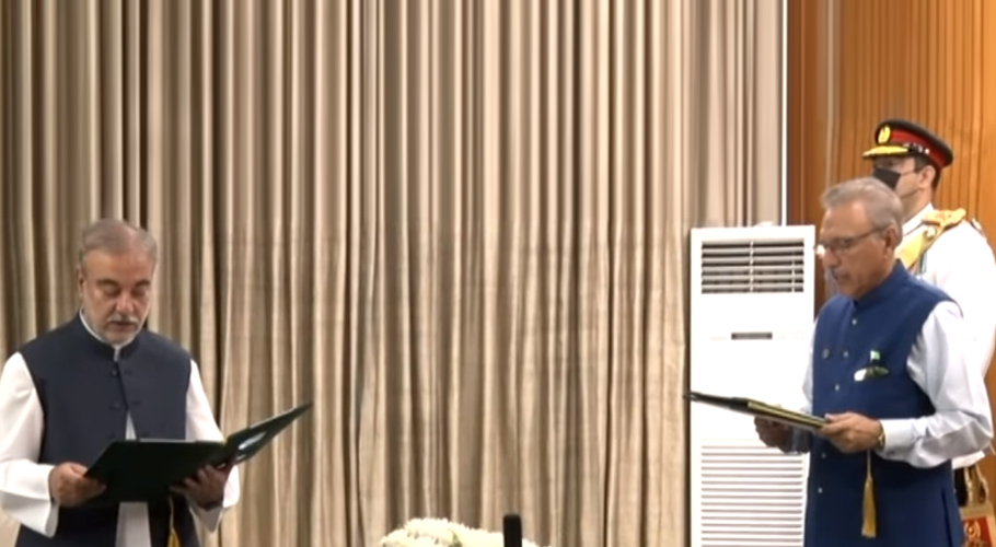 وفاقی کابینہ میں اضافہ، احسان اللہ ریکی نے وزیرِ مملکت کا حلف اٹھا لیا
