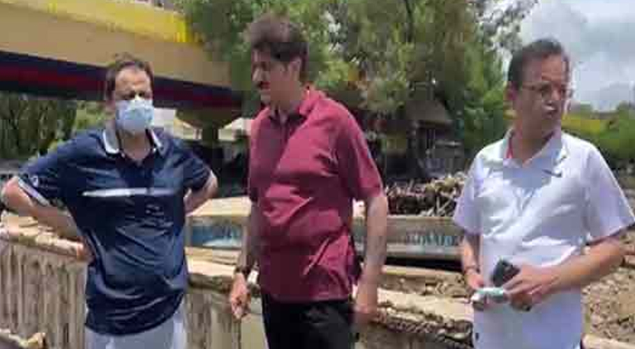 کراچی میں موسلا دھار بارشیں، وزیراعلی سندھ کا ایڈمنسٹریٹر کے ہمراہ شہر کا دورہ