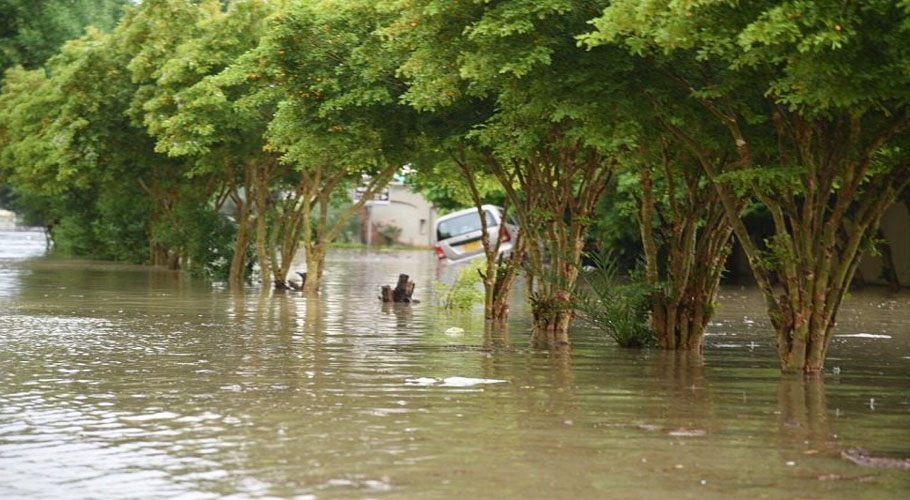 کراچی، ڈی ایچ اے کی انتظامیہ نے بارش کے بعد خیابانِ شہباز ٹریفک کیلئے بند کردی