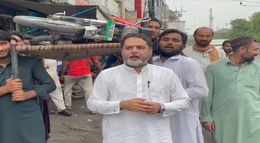 پیٹرول کی قیمت میں اضافے کے بعد موٹر سائیکل چل بسی، جنازے میں مظاہرین کی شرکت