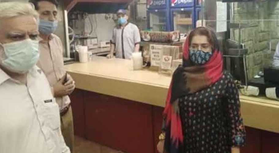 کراچی میں اسسٹنٹ کمشنر بھی غیر محفوظ، مسلح افراد کی اسماء بتول سے لوٹ مار