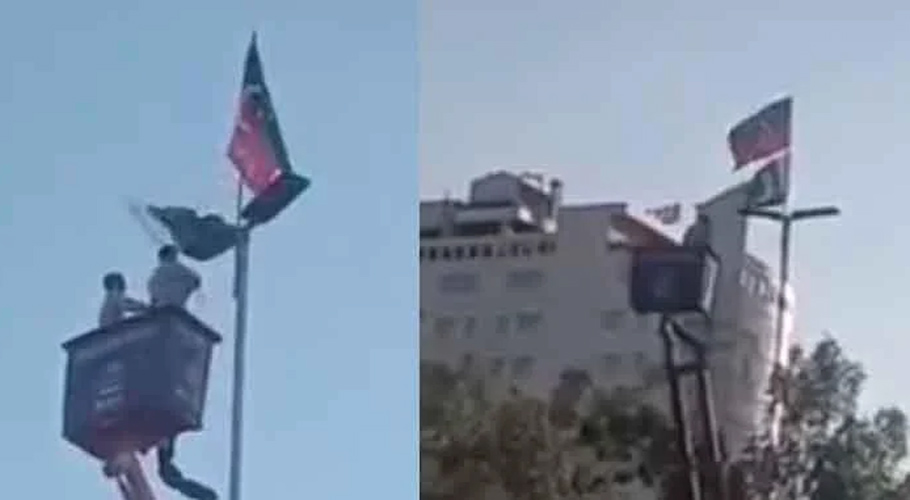 پی ٹی آئی نے قومی پرچم اتار کر پارٹی پرچم لگا دیا، ویڈیو ن لیگ نے شیئر کردی