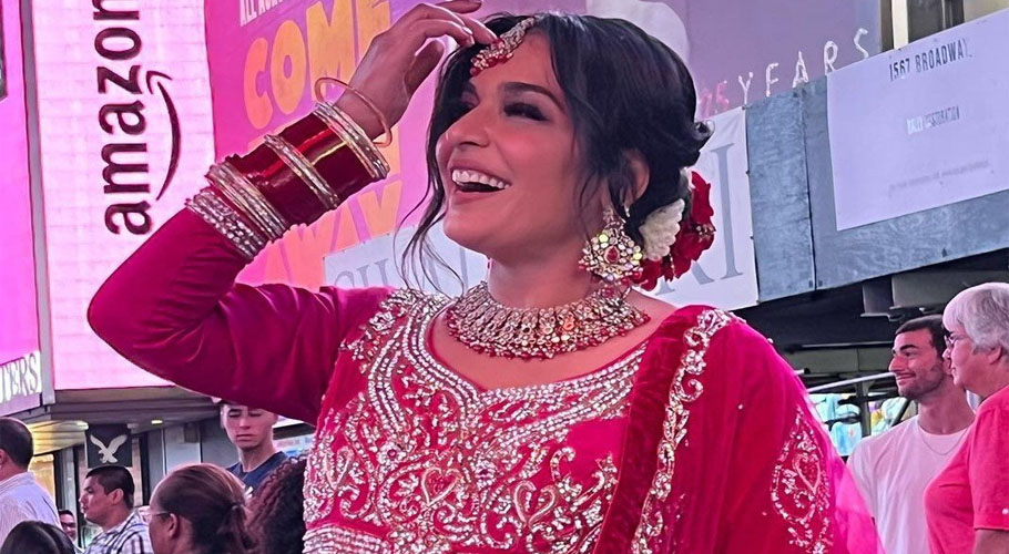 سیلاب متاثرین کے لیے فنڈز ریزنگ تقریب، میرا کی نیویارک کی سڑک پر لائیو پرفارمنس