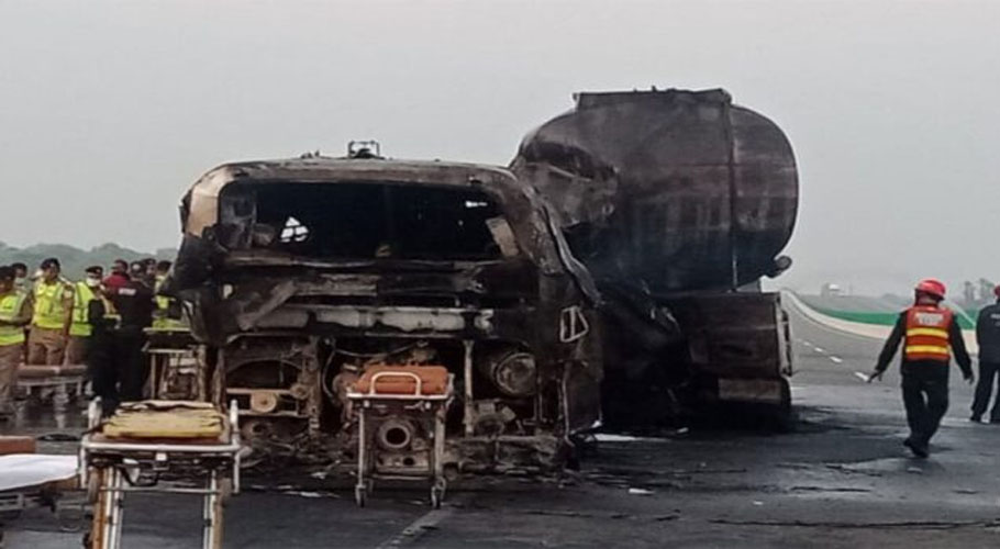 ملتان میں مسافر بس اور آئل ٹینکر میں خوفناک حادثہ، 20 افراد جاں بحق