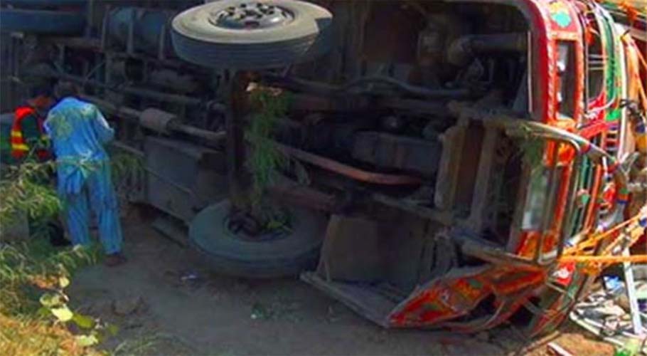 سبی میں مسافر بس الٹنے سے 1 شخص جاں بحق، 9 زخمی