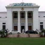 اختیارات میں کمی اور فنڈز کا عدم اجراء، بلدیاتی نمائندوں کا اسمبلی کے باہر دھرنا