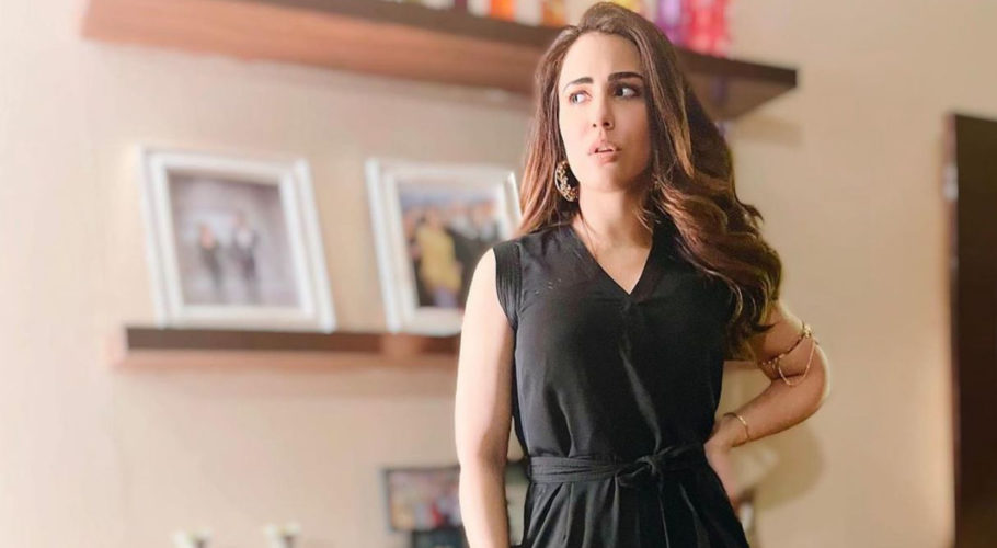 کیا اشنا شاہ نے واقعی مبینہ ریپسٹ آرمی ہیمر کا دفاع کیا ہے؟