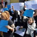 افغانستان میں اسکولوں کی بندش پر طالبات کا احتجاجی مظاہرہ