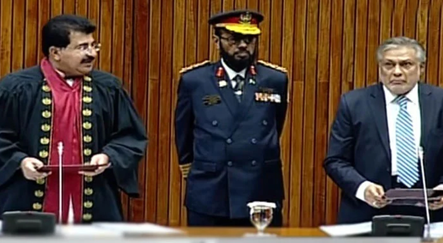 نامزد وزیر خزانہ اسحاق ڈار نے بطورِ سینیٹر حلف اٹھا لیا