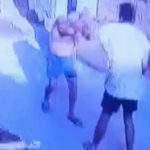 بیٹے نے گھریلو جھگڑے کی بنا پر باپ کو سر عام تشدد کا نشانہ بنادیا، ویڈیو وائرل