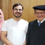 پاکستانی جوڑے نے مشہور امریکی جج فرینک کیپریو کو پشاوری ٹوپی گفٹ کردی
