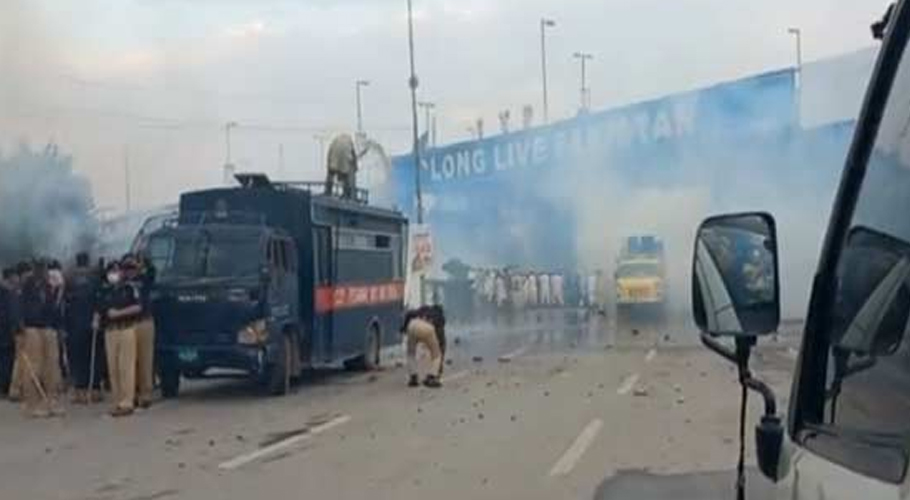 پشاور میں اساتذہ کے احتجاج پر پولیس کی شیلنگ، لاٹھی چارج