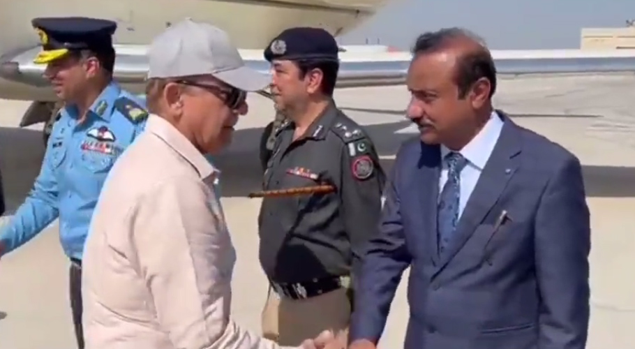 وزیر اعظم سیلاب زدہ علاقوں کا جائزہ لینے کیلئے بلوچستان پہنچ گئے