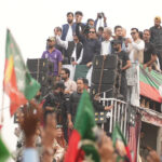 لانگ مارچ کے کنٹینر پر تین اطراف سے حملہ کیا گیا، پولیس ذرائع