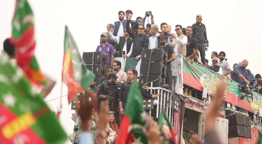 لانگ مارچ کے کنٹینر پر تین اطراف سے حملہ کیا گیا، پولیس ذرائع