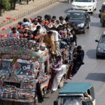 کراچی میں بےقابو مسافر بس کی ٹکر سے ٹریفک پولیس افسر زخمی، ڈرائیور گرفتار