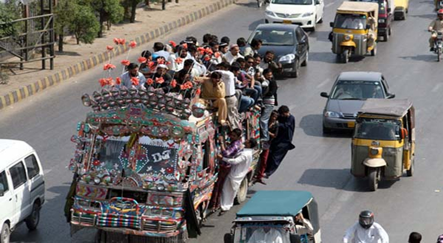 کراچی میں بےقابو مسافر بس کی ٹکر سے ٹریفک پولیس افسر زخمی، ڈرائیور گرفتار