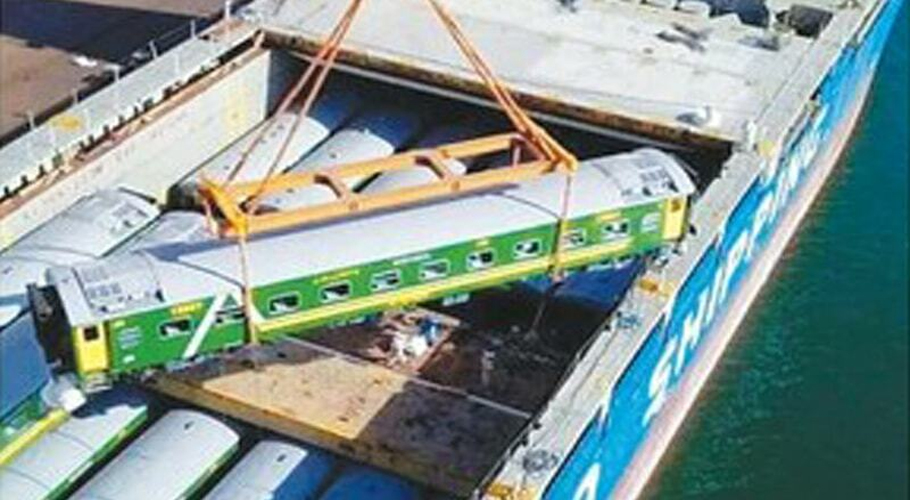 چین سے ریلوے کی 46 جدید، خوبصورت مسافر بوگیاں پاکستان پہنچ گئیں