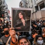 مہسا امینی کی موت کے بعد ایران میں مظاہروں کا سلسلہ کیوں ختم نہیں ہورہا؟