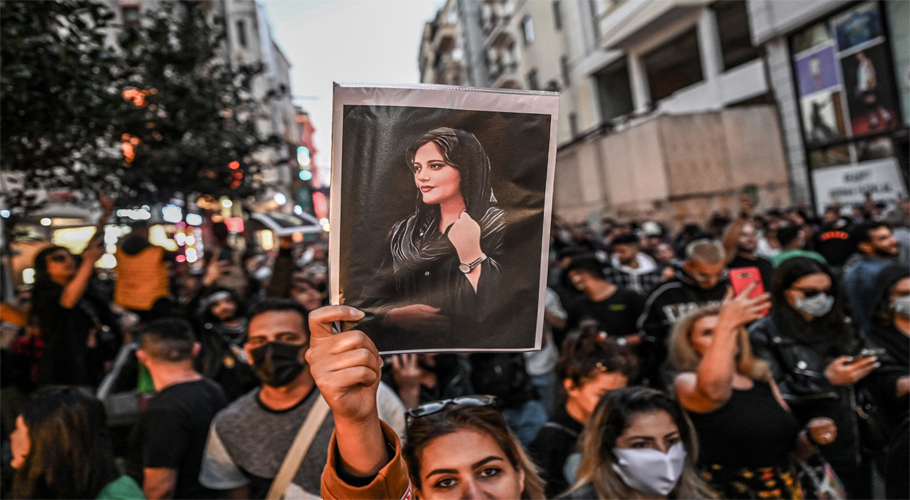 مہسا امینی کی موت کے بعد ایران میں مظاہروں کا سلسلہ کیوں ختم نہیں ہورہا؟