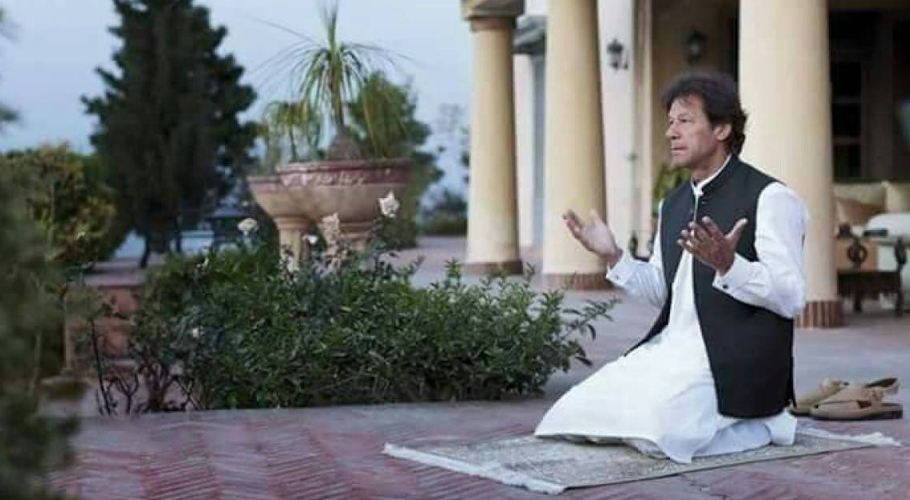 کینسر میں مبتلا 5سالہ بچی علاج کی عرضی لے کر عمران خان سے ملنے پہنچ گئی