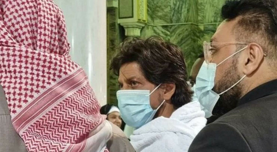 بالی ووڈ اسٹار شاہ رخ خان نے عمرہ کی سعادت حاصل کر لی