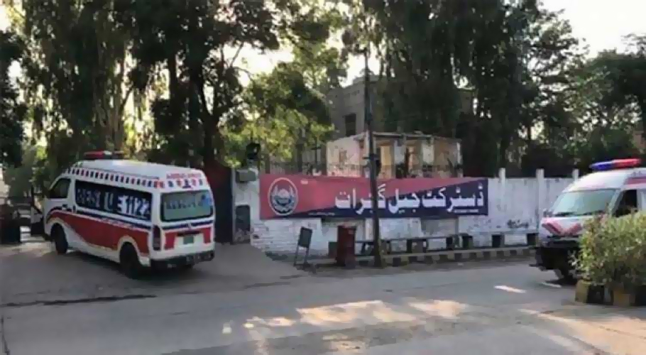 گجرات جیل میں انتظامیہ سے تصادم کے بعد قیدیوں نے بیرک کو آگ لگا دی