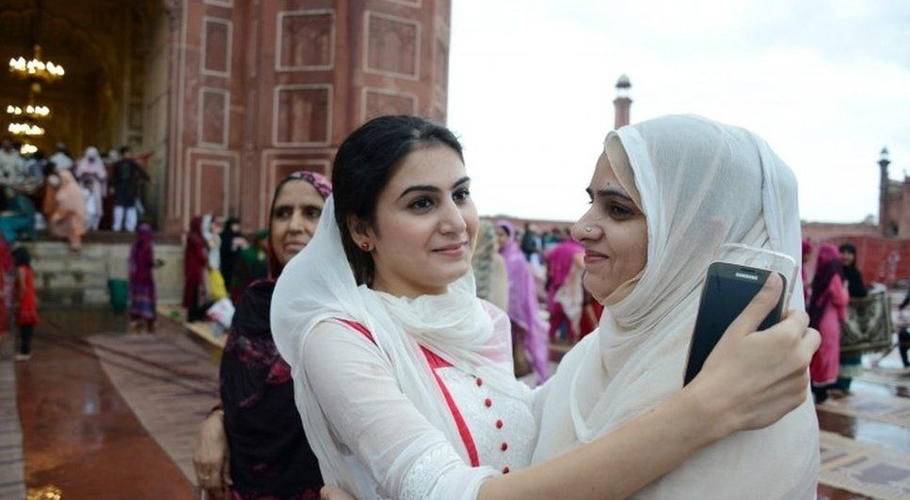 وفاقی حکومت نے عید الفطر پر چھٹیوں کا اعلان کردیا کراچی: وفاقی حکومت کی جانب سے عید الفطر کے موقع پر5چھٹیوں کی منظوری دے دی گئی۔ کابینہ ڈویژن کی سفارش پر عیدالفطر کی چھٹیوں کی منظوری دی گئی ہے۔ وزارت داخلہ کی جانب سے جاری اعلامیے میں کہا گیا ہے کہ عیدالفطر کی تعطیلات 21 اپریل بروز جمعہ سے 25 اپریل بروز منگل تک ہوں گی۔ وزارت داخلہ سے عیدالفطر کی چھٹیوں کا باقاعدہ نوٹیفکیشن آج جاری کیا جائے گا۔