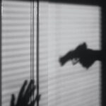ڈاکوؤں نے موبائل فون نہ دینے پر لڑکی کو گولی مار دی