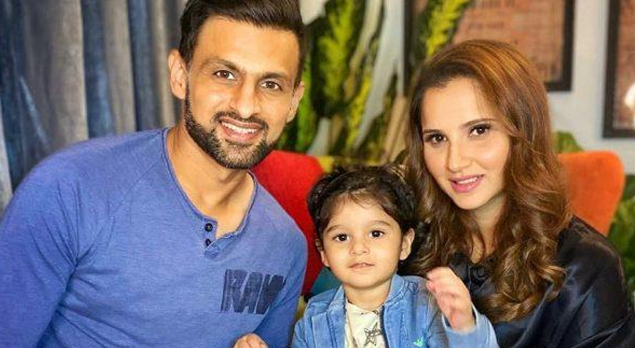 شعیب ملک کی اپنے بیٹے کے ساتھ بیڈ منٹن کھیلتے ہوئے ویڈیو وائرل