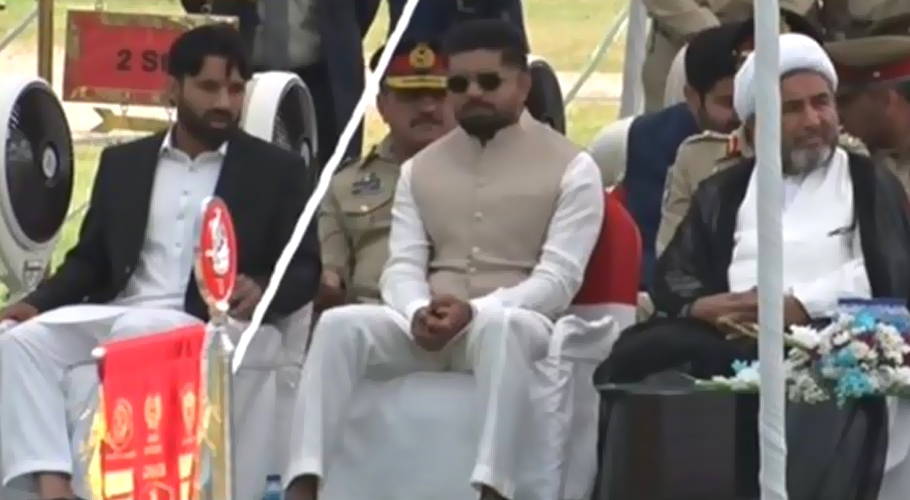 کپتان بابر اعظم اور محمد رضوان کی جی ایچ کیو میں یادگارِ شہدا پر حاضری