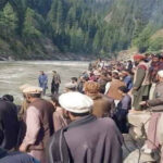 آزاد کشمیر میں سیاحوں کی وین دریائے نیلم میں گرنے سے 10 افراد ڈوب گئے