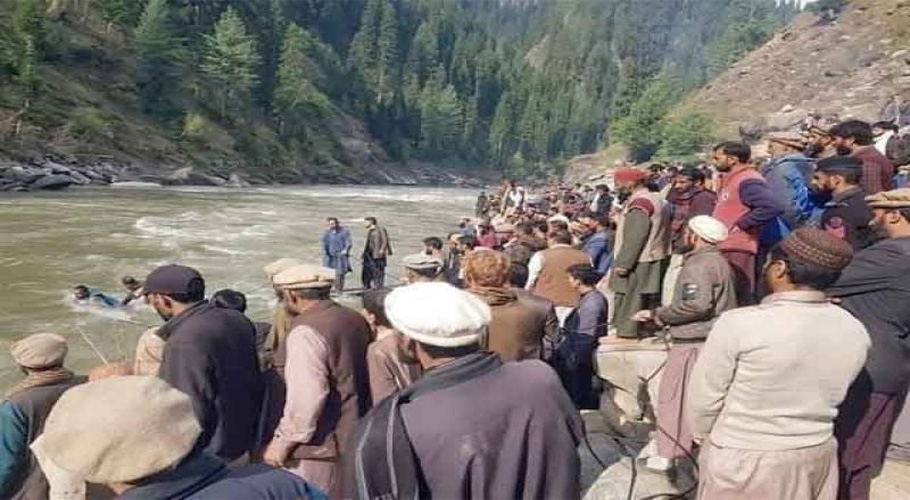 آزاد کشمیر میں سیاحوں کی وین دریائے نیلم میں گرنے سے 10 افراد ڈوب گئے