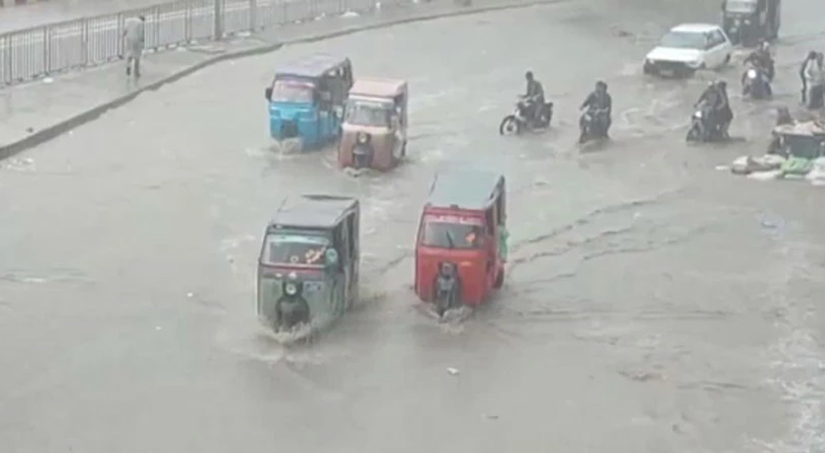 کراچی کے مختلف علاقوں میں بارش، متعدد سڑکیں زیر آب