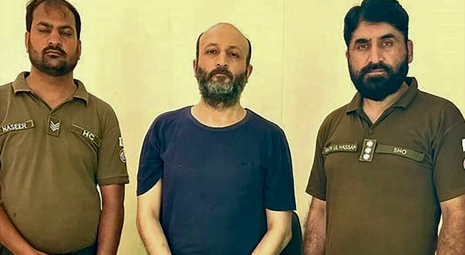 پاکستانی شہری امریکی بیوی کو قتل کرنے کے بعد قبر کھودتے ہوئے گرفتار