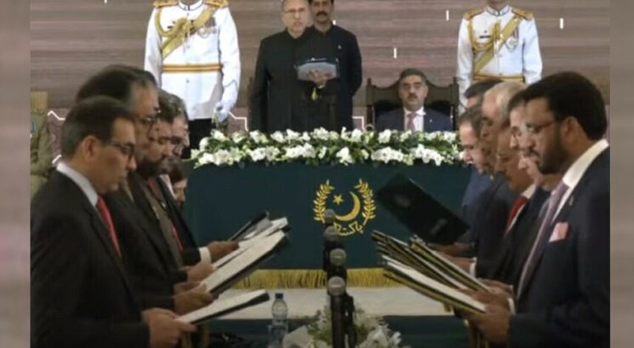نگراں وفاقی کابینہ نے حلف اُٹھالیا