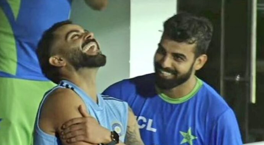 کوہلی پاکستانی کھلاڑیوں سے گُھل مل گئے، ویڈیو سامنے آگئی