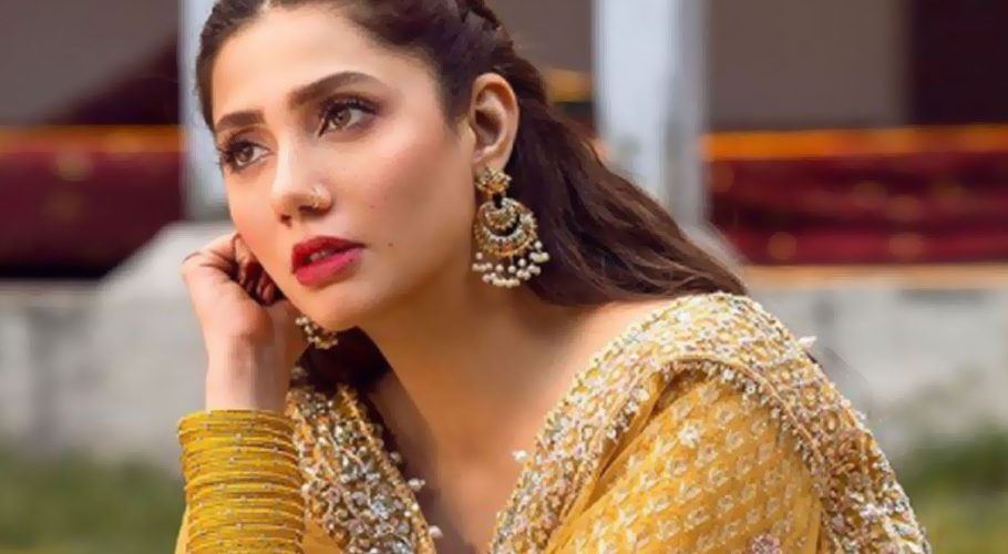 ماہرہ کی بے ساکھی کے سہارے کھڑے ہونے کی تصویر وائرل، مداحوں کو تشویش