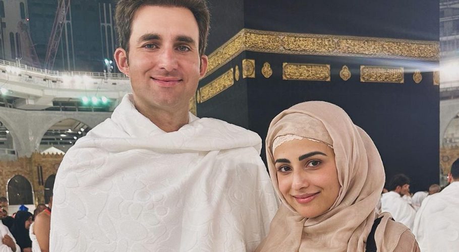 اشنا شاہ اور حمزہ امین نے خانہ کعبہ کے صحن سے تصاویر شیئر کردیں