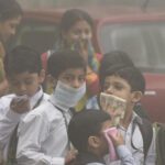 بڑھتی ہوئی آلودگی نے لاہور کے لاکھوں بچوں کو کیسے خطرے میں ڈالا؟