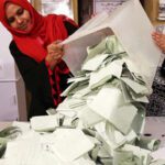 اسلام آباد: قومی و صوبائی اسمبلی انتخابات میں بڑا اپ سیٹ سامنے آگیا ہے۔ سابق وزیر اعلیٰ پرویز خٹک 29ہزار ووٹوں سے شکست کھا گئے۔