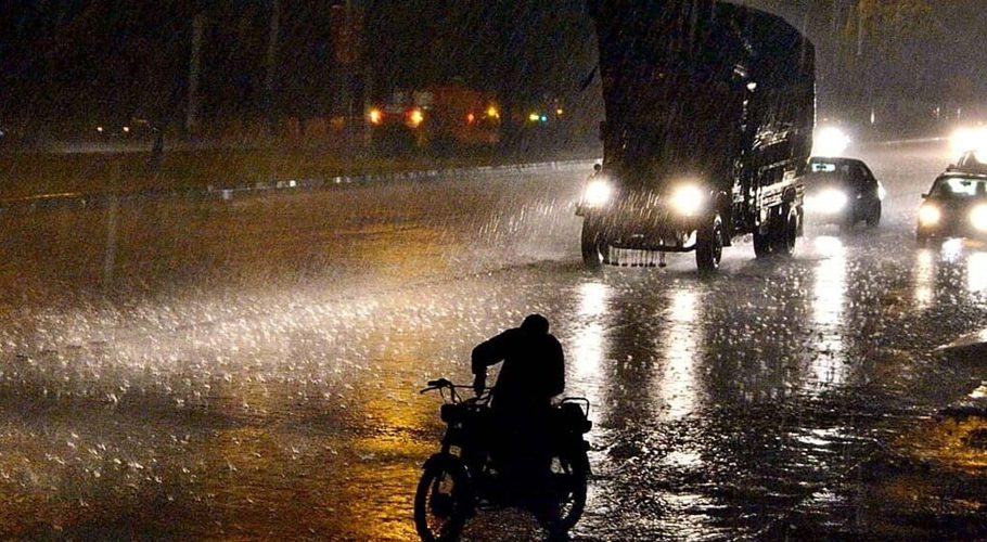 شہر قائد میں موسلا دھار بارش سے موسم خوشگوار