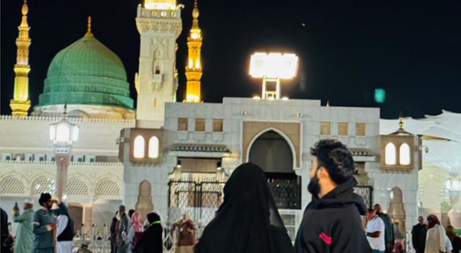 قومی کرکٹر شاداب خان کی اہلیہ کے ہمراہ روضہ رسول ؐ پر حاضری