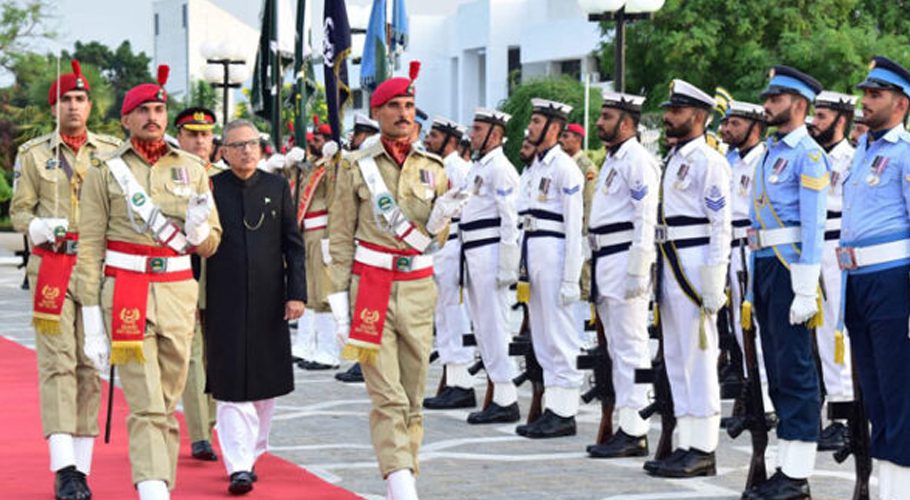 President Alvi presented farewell guard of honour