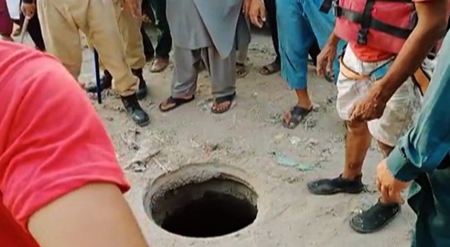 4 years boy dies after falling into open manhole