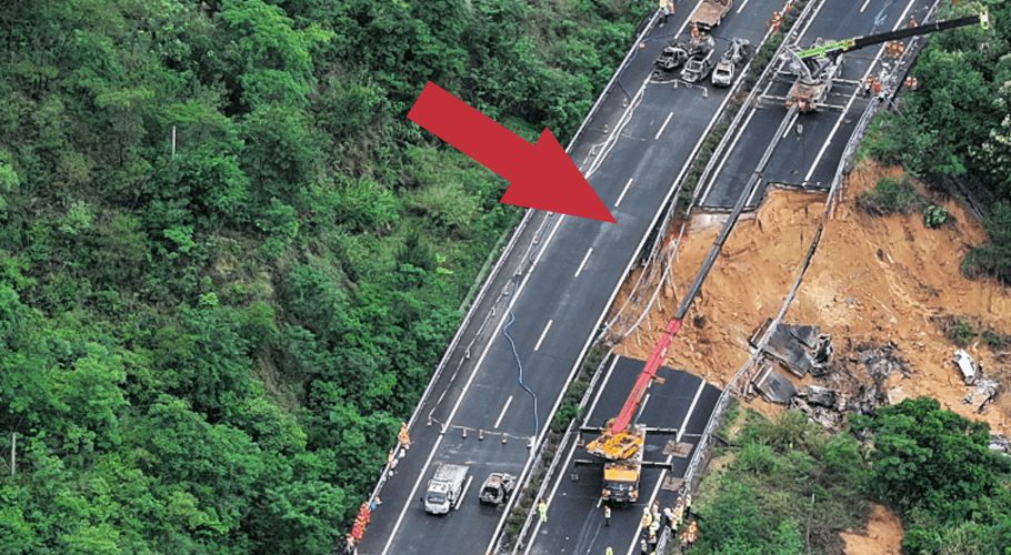 Road collapse in China kills 36
