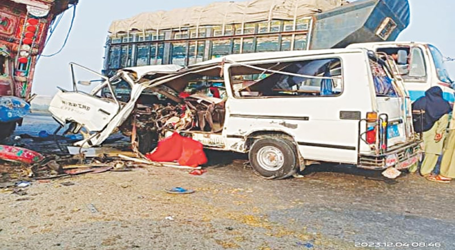 کوٹ ادو میں ٹرک اور مسافر وین کا تصادم