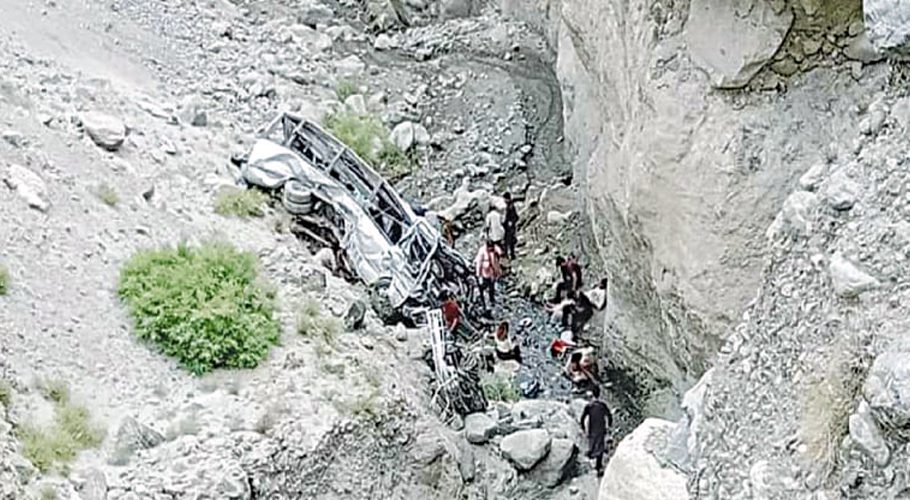 20 killed as bus falls into ravine in Chilas
