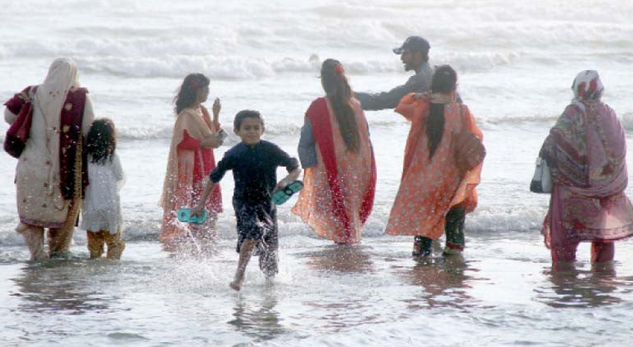 سمندر میں نہانے پر
