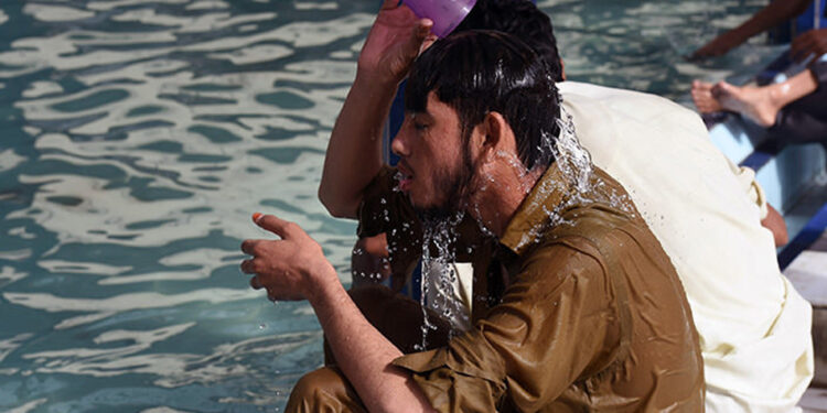 Karachi to sizzle in 43°C or above feels-like temperature today & tomorrow